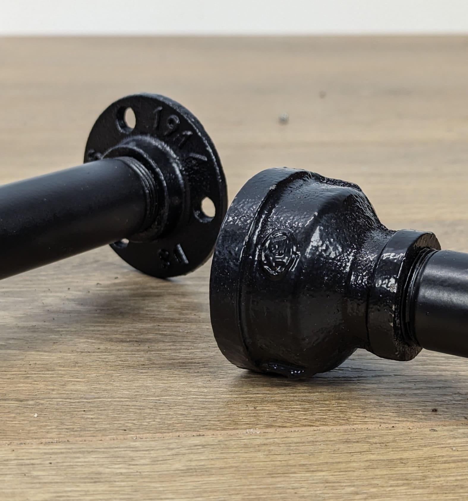 customizable furniture legs made from 3/4" malleable pipe in steampunk style. Available in various colours and adjustable heights from 10cm to 120cm. Ideal for enhancing furniture or DIY projects.