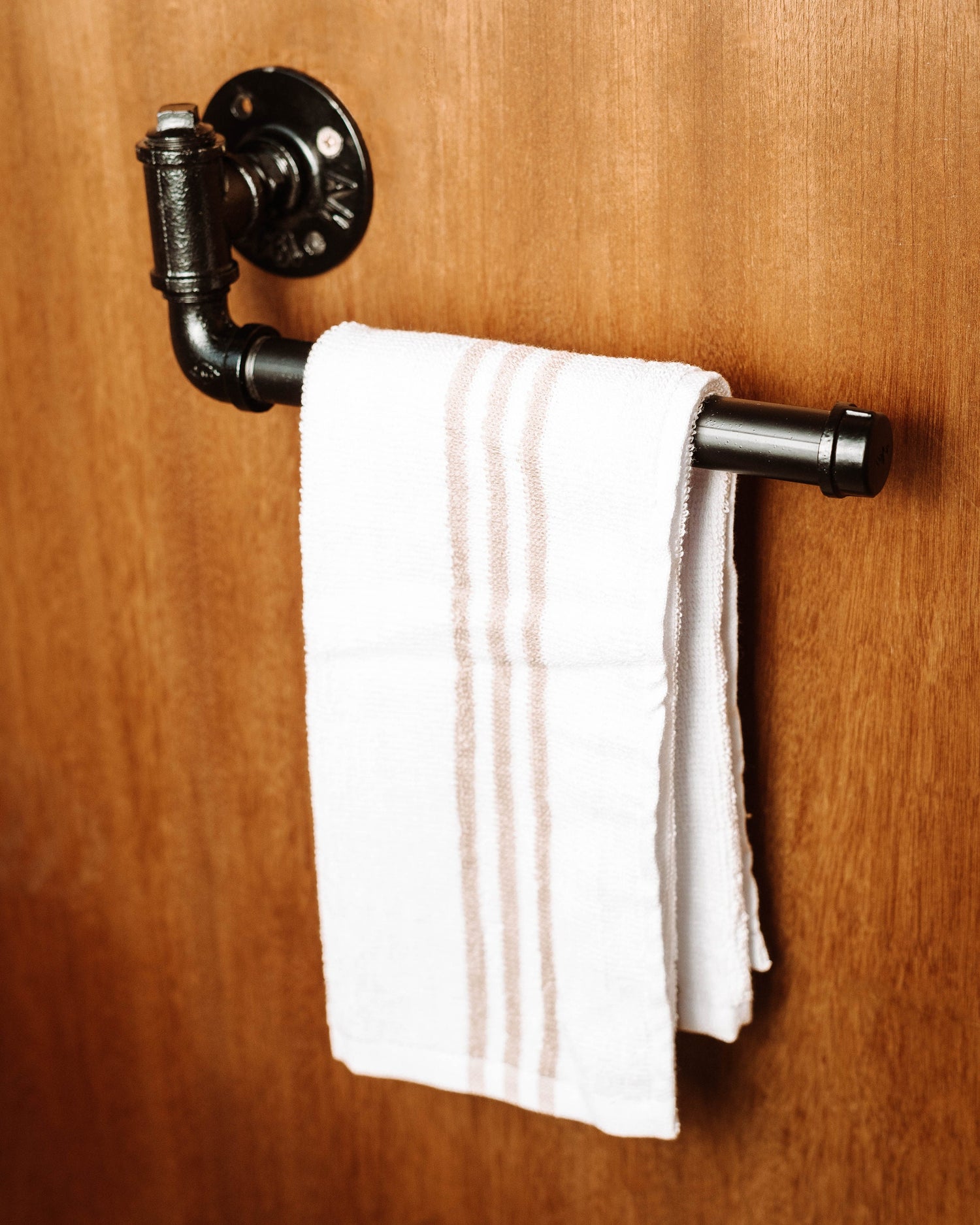 Modern Towel Holder - Practical &amp; Stylish Design for Home