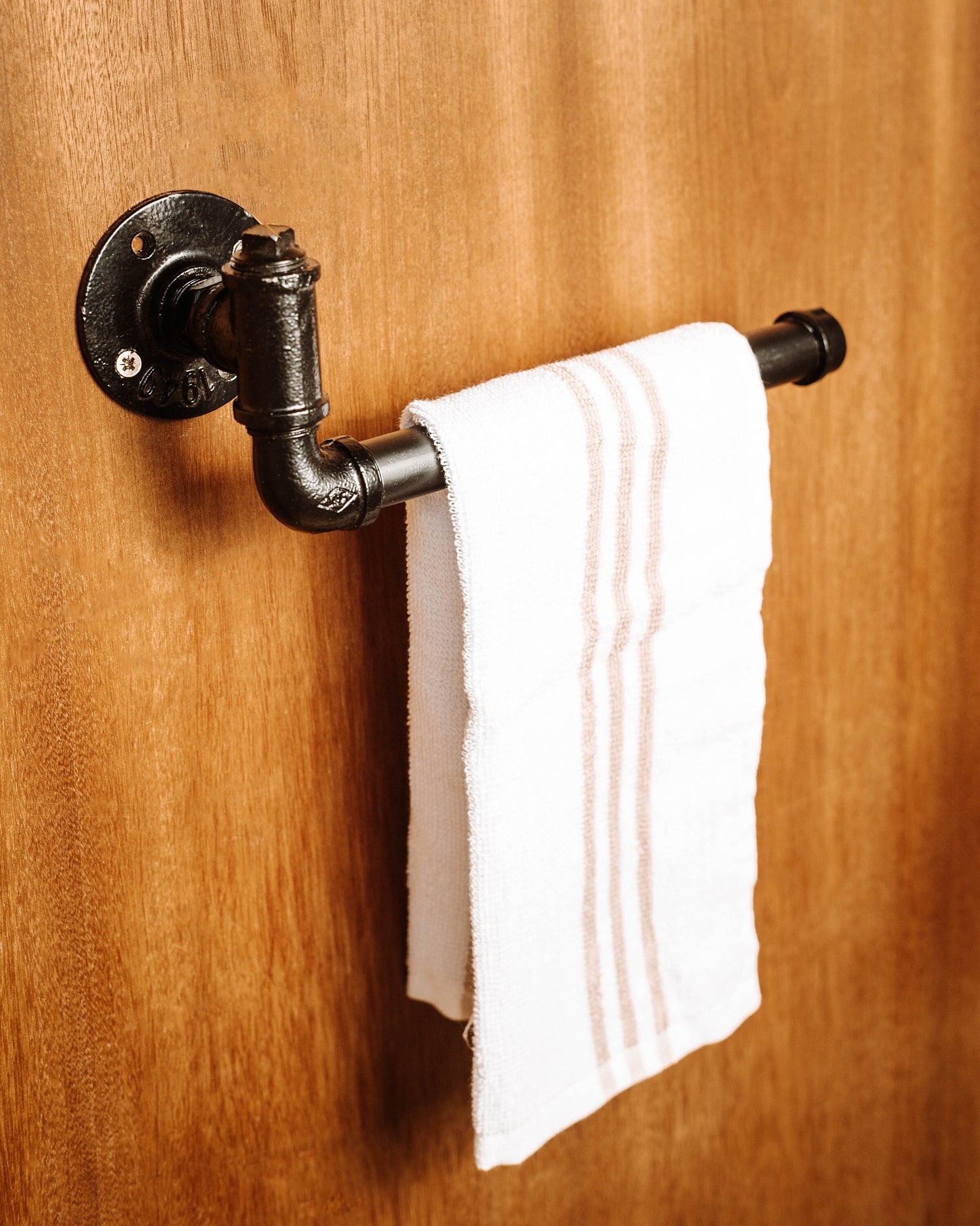 Modern Towel Holder - Practical &amp; Stylish Design for Home